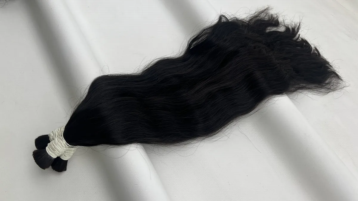 Wavy 1B bulk hair — 65 cm photographed batch.